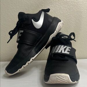 NIKE Team Hustle D9 Game Royal Size 6.5Y